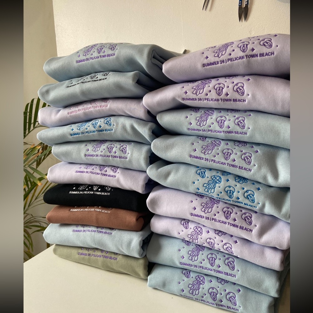 BNWOT Dance of the Moonlight Jelly’s-Stardew Valley Game Emboridered Sweatshirt - Picture 3 of 12